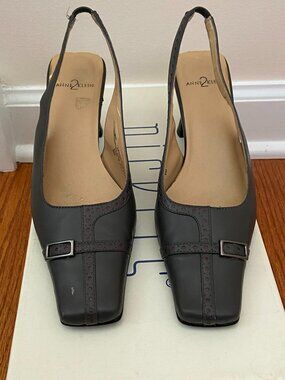 Ann Klein Gray Sandals Heals 6m Leather Upper  Condition